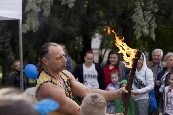 Warschau, Polen, 1. Juni: Jongleur mit brennenden Fackeln während eines Auftritts am "Kindertag" am 1. Juni 2017 in Warschau, Polen. — Stockfoto