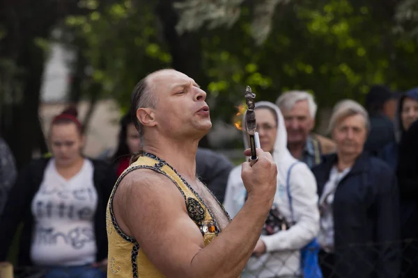 ВАРШАВА, ПОЛЬША, 1 июня: Жонглер с пылающими факелами во время выступления на вечеринке "День защиты детей" 1 июня 2017 года в Варшаве, Польша . — стоковое фото