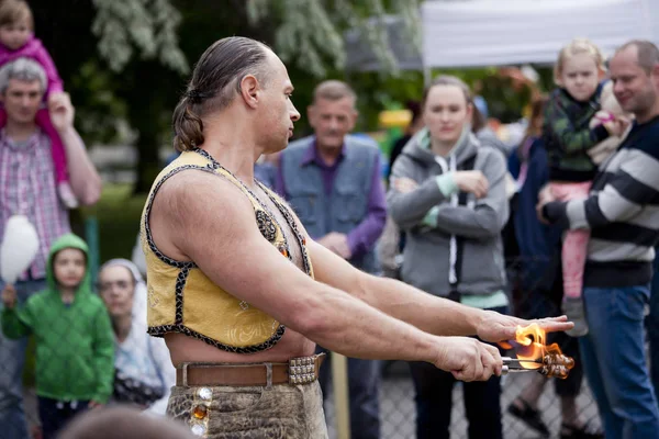 Warschau, Polen, 1. Juni: Jongleur mit brennenden Fackeln während eines Auftritts am "Kindertag" am 1. Juni 2017 in Warschau, Polen. — Stockfoto