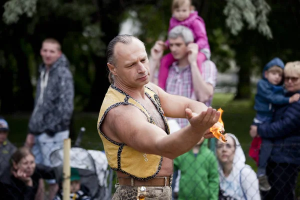 Warschau, Polen, 1. Juni: Jongleur mit brennenden Fackeln während eines Auftritts am "Kindertag" am 1. Juni 2017 in Warschau, Polen. — Stockfoto