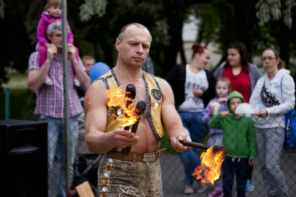 Warschau, Polen, 1. Juni: Jongleur mit brennenden Fackeln während eines Auftritts am "Kindertag" am 1. Juni 2017 in Warschau, Polen. — Stockfoto