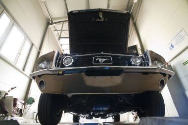 Varşova, Polonya, Mayıs 13: Oldtimer Ford Mustang 302 tarihinde Varşova otomatik 13 Mayıs 2017 adil Nostalji, Varşova, Polonya.