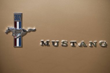 Varşova, Polonya, Mayıs 13: Oldtimer Ford Mustang 302 tarihinde Varşova otomatik 13 Mayıs 2017 adil Nostalji, Varşova, Polonya.