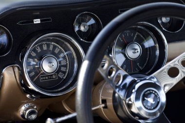 Varşova, Polonya, Mayıs 13: Oldtimer Ford Mustang 302 tarihinde Varşova otomatik 13 Mayıs 2017 adil Nostalji, Varşova, Polonya.
