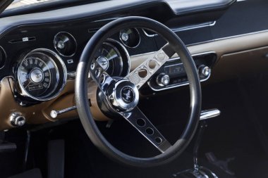 Varşova, Polonya, Mayıs 13: Oldtimer Ford Mustang 302 tarihinde Varşova otomatik 13 Mayıs 2017 adil Nostalji, Varşova, Polonya.