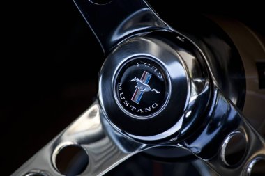 Varşova, Polonya, Mayıs 13: Oldtimer Ford Mustang 302 tarihinde Varşova otomatik 13 Mayıs 2017 adil Nostalji, Varşova, Polonya.