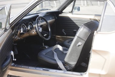 Varşova, Polonya, Mayıs 13: Oldtimer Ford Mustang 302 tarihinde Varşova otomatik 13 Mayıs 2017 adil Nostalji, Varşova, Polonya.