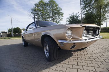 Varşova, Polonya, Mayıs 13: Oldtimer Ford Mustang 302 tarihinde Varşova otomatik 13 Mayıs 2017 adil Nostalji, Varşova, Polonya.
