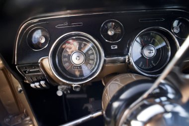 Varşova, Polonya, Mayıs 13: Oldtimer Ford Mustang 302 tarihinde Varşova otomatik 13 Mayıs 2017 adil Nostalji, Varşova, Polonya.