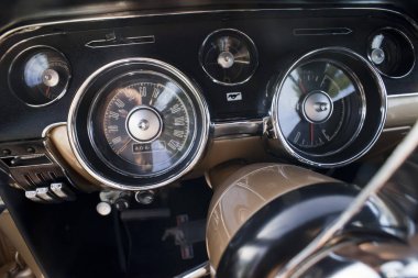 Varşova, Polonya, Mayıs 13: Oldtimer Ford Mustang 302 tarihinde Varşova otomatik 13 Mayıs 2017 adil Nostalji, Varşova, Polonya.