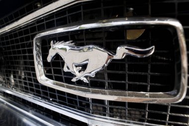 Varşova, Polonya, Mayıs 13: Oldtimer Ford Mustang 302 tarihinde Varşova otomatik 13 Mayıs 2017 adil Nostalji, Varşova, Polonya.