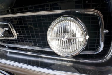 Varşova, Polonya, Mayıs 13: Oldtimer Ford Mustang 302 tarihinde Varşova otomatik 13 Mayıs 2017 adil Nostalji, Varşova, Polonya.