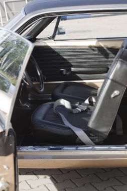 Varşova, Polonya, Mayıs 13: Oldtimer Ford Mustang 302 tarihinde Varşova otomatik 13 Mayıs 2017 adil Nostalji, Varşova, Polonya.