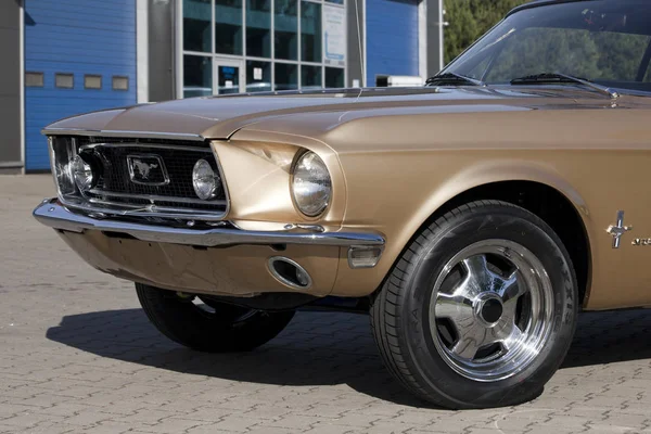 Warszawa, Polska, 13 maja: Oldtimer Ford Mustang 302 na Nostalgy Auto Warszawa Targi na 13 maja 2017 w Warszawa, Polska. — Zdjęcie stockowe