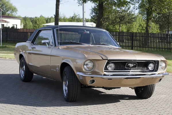 WARSAW, POLONIA, 13 de mayo: Oldtimer Ford Mustang 302 en la feria Warsaw Auto Nostalgy el 13 de mayo de 2017 en Varsovia, Polonia . — Foto de Stock