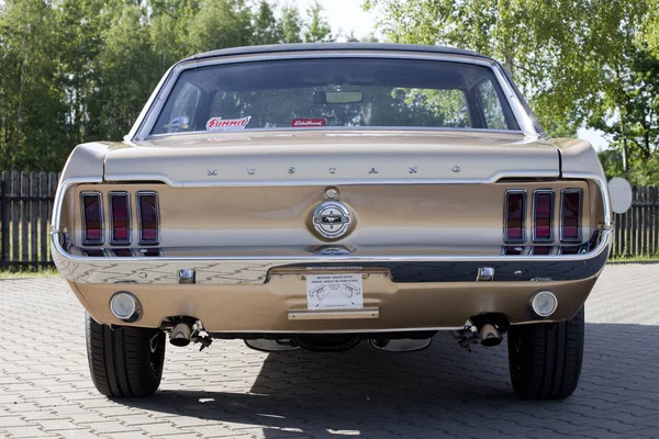 Warszawa, Polska, 13 maja: Oldtimer Ford Mustang 302 na Nostalgy Auto Warszawa Targi na 13 maja 2017 w Warszawa, Polska. — Zdjęcie stockowe