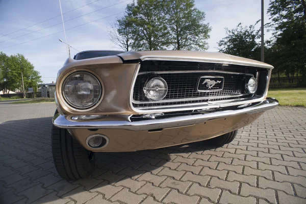 Varşova, Polonya, Mayıs 13: Oldtimer Ford Mustang 302 tarihinde Varşova otomatik 13 Mayıs 2017 adil Nostalji, Varşova, Polonya. — Stok fotoğraf