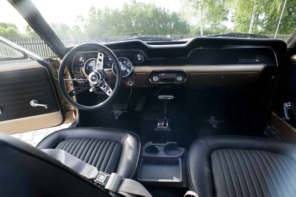 Varşova, Polonya, Mayıs 13: Oldtimer Ford Mustang 302 tarihinde Varşova otomatik 13 Mayıs 2017 adil Nostalji, Varşova, Polonya.
