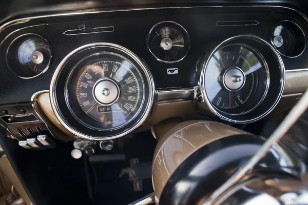 Varšava, 13. května: Oldtimer Ford Mustang 302 na Varšavské Auto nostalgie veletrhu na 13 května 2017 ve Varšavě, Polsko. — Stock fotografie