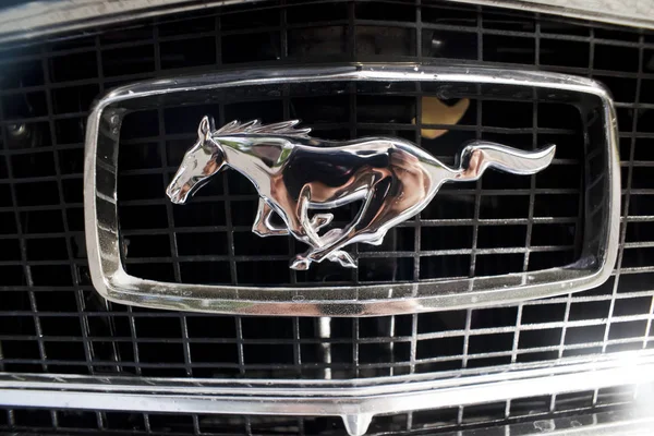 Varşova, Polonya, Mayıs 13: Oldtimer Ford Mustang 302 tarihinde Varşova otomatik 13 Mayıs 2017 adil Nostalji, Varşova, Polonya.