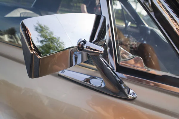 Varşova, Polonya, Mayıs 13: Oldtimer Ford Mustang 302 tarihinde Varşova otomatik 13 Mayıs 2017 adil Nostalji, Varşova, Polonya.