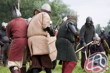 Drohiczyn, Polonya, 8 Temmuz: Ortaçağ savaşçı Vikingler, Baltık ve Slav savaşçılar toplantı 8 Temmuz 2017 Drohiczyn, Polonya'da üzerinde kavga sırasında.