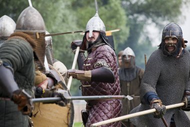 Drohiczyn, Polonya, 8 Temmuz: Ortaçağ savaşçı Vikingler, Baltık ve Slav savaşçılar toplantı 8 Temmuz 2017 Drohiczyn, Polonya'da üzerinde kavga sırasında.