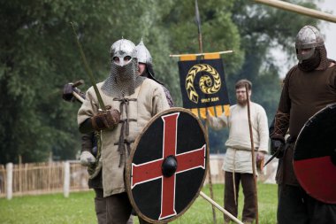 Drohiczyn, Polonya, 8 Temmuz: Ortaçağ savaşçı Vikingler, Baltık ve Slav savaşçılar toplantı 8 Temmuz 2017 Drohiczyn, Polonya'da üzerinde kavga sırasında.