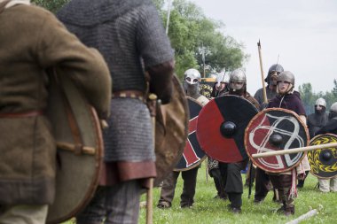 Drohiczyn, Polonya, 8 Temmuz: Ortaçağ savaşçı Vikingler, Baltık ve Slav savaşçılar toplantı 8 Temmuz 2017 Drohiczyn, Polonya'da üzerinde kavga sırasında.