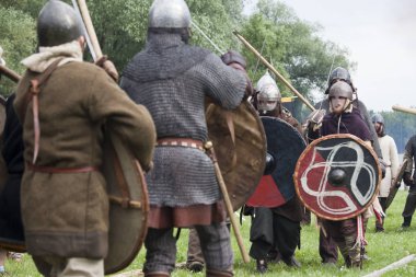 Drohiczyn, Polonya, 8 Temmuz: Ortaçağ savaşçı Vikingler, Baltık ve Slav savaşçılar toplantı 8 Temmuz 2017 Drohiczyn, Polonya'da üzerinde kavga sırasında.