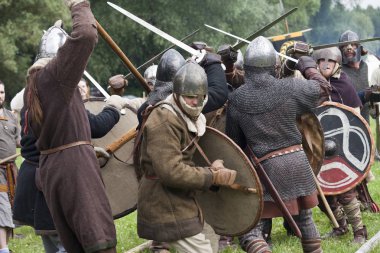 Drohiczyn, Polonya, 8 Temmuz: Ortaçağ savaşçı Vikingler, Baltık ve Slav savaşçılar toplantı 8 Temmuz 2017 Drohiczyn, Polonya'da üzerinde kavga sırasında.