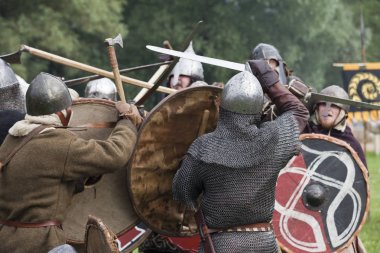 Drohiczyn, Polonya, 8 Temmuz: Ortaçağ savaşçı Vikingler, Baltık ve Slav savaşçılar toplantı 8 Temmuz 2017 Drohiczyn, Polonya'da üzerinde kavga sırasında.