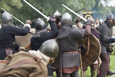 Drohiczyn, Polonya, 8 Temmuz: Ortaçağ savaşçı Vikingler, Baltık ve Slav savaşçılar toplantı 8 Temmuz 2017 Drohiczyn, Polonya'da üzerinde kavga sırasında.