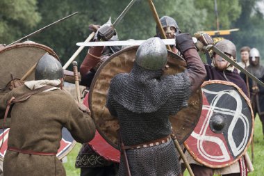 Drohiczyn, Polonya, 8 Temmuz: Ortaçağ savaşçı Vikingler, Baltık ve Slav savaşçılar toplantı 8 Temmuz 2017 Drohiczyn, Polonya'da üzerinde kavga sırasında.