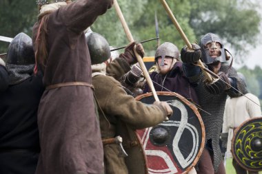 Drohiczyn, Polonya, 8 Temmuz: Ortaçağ savaşçı Vikingler, Baltık ve Slav savaşçılar toplantı 8 Temmuz 2017 Drohiczyn, Polonya'da üzerinde kavga sırasında.