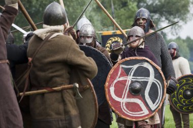 Drohiczyn, Polonya, 8 Temmuz: Ortaçağ savaşçı Vikingler, Baltık ve Slav savaşçılar toplantı 8 Temmuz 2017 Drohiczyn, Polonya'da üzerinde kavga sırasında.