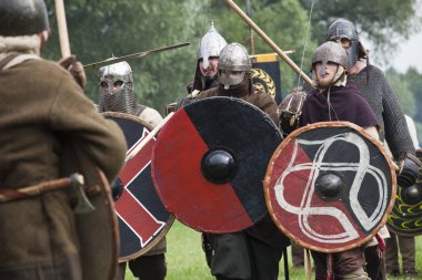 Drohiczyn, Polonya, 8 Temmuz: Ortaçağ savaşçı Vikingler, Baltık ve Slav savaşçılar toplantı 8 Temmuz 2017 Drohiczyn, Polonya'da üzerinde kavga sırasında.