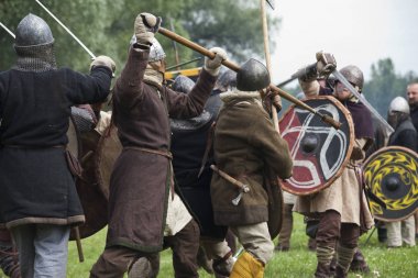 Drohiczyn, Polonya, 8 Temmuz: Ortaçağ savaşçı Vikingler, Baltık ve Slav savaşçılar toplantı 8 Temmuz 2017 Drohiczyn, Polonya'da üzerinde kavga sırasında.