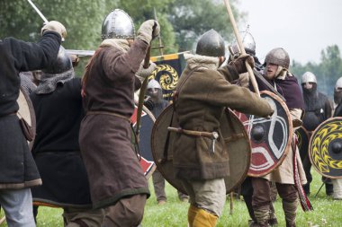 Drohiczyn, Polonya, 8 Temmuz: Ortaçağ savaşçı Vikingler, Baltık ve Slav savaşçılar toplantı 8 Temmuz 2017 Drohiczyn, Polonya'da üzerinde kavga sırasında.