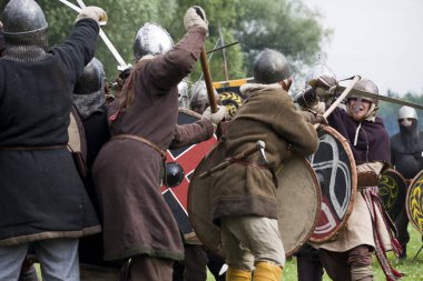 Drohiczyn, Polonya, 8 Temmuz: Ortaçağ savaşçı Vikingler, Baltık ve Slav savaşçılar toplantı 8 Temmuz 2017 Drohiczyn, Polonya'da üzerinde kavga sırasında.