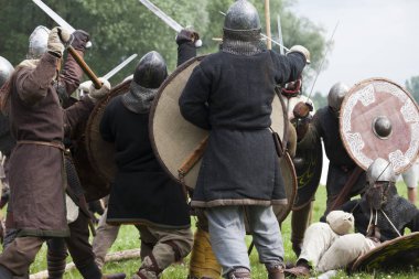 Drohiczyn, Polonya, 8 Temmuz: Ortaçağ savaşçı Vikingler, Baltık ve Slav savaşçılar toplantı 8 Temmuz 2017 Drohiczyn, Polonya'da üzerinde kavga sırasında.