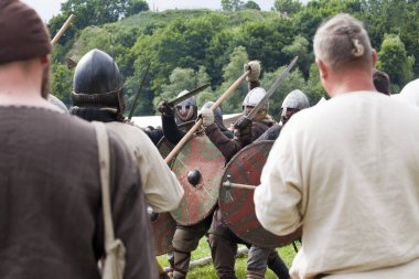 Drohiczyn, Polonya, 8 Temmuz: Ortaçağ savaşçı Vikingler, Baltık ve Slav savaşçılar toplantı 8 Temmuz 2017 Drohiczyn, Polonya'da üzerinde kavga sırasında.