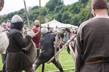 Drohiczyn, Polonya, 8 Temmuz: Ortaçağ savaşçı Vikingler, Baltık ve Slav savaşçılar toplantı 8 Temmuz 2017 Drohiczyn, Polonya'da üzerinde kavga sırasında.