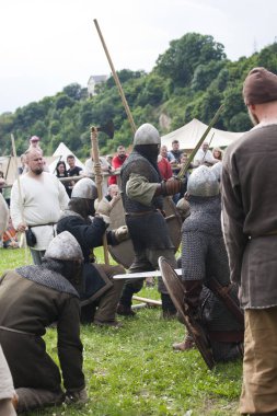 Drohiczyn, Polonya, 8 Temmuz: Ortaçağ savaşçı Vikingler, Baltık ve Slav savaşçılar toplantı 8 Temmuz 2017 Drohiczyn, Polonya'da üzerinde kavga sırasında.
