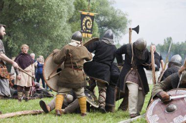 Drohiczyn, Polonya, 8 Temmuz: Ortaçağ savaşçı Vikingler, Baltık ve Slav savaşçılar toplantı 8 Temmuz 2017 Drohiczyn, Polonya'da üzerinde kavga sırasında.