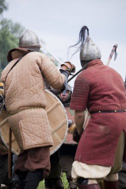 Drohiczyn, Polonya, 8 Temmuz: Ortaçağ savaşçı Vikingler, Baltık ve Slav savaşçılar toplantı 8 Temmuz 2017 Drohiczyn, Polonya'da üzerinde kavga sırasında.