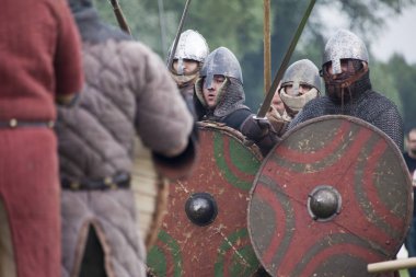 Drohiczyn, Polonya, 8 Temmuz: Ortaçağ savaşçı Vikingler, Baltık ve Slav savaşçılar toplantı 8 Temmuz 2017 Drohiczyn, Polonya'da üzerinde kavga sırasında.