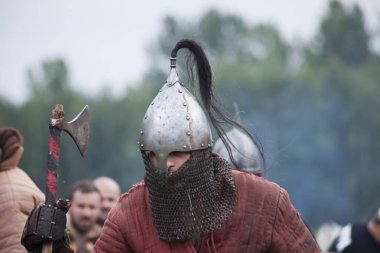 Drohiczyn, Polonya, 8 Temmuz: Ortaçağ savaşçı Vikingler, Baltık ve Slav savaşçılar toplantı 8 Temmuz 2017 Drohiczyn, Polonya'da üzerinde kavga sırasında.