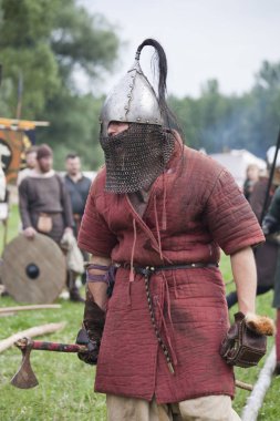 Drohiczyn, Polonya, 8 Temmuz: Ortaçağ savaşçı Vikingler, Baltık ve Slav savaşçılar toplantı 8 Temmuz 2017 Drohiczyn, Polonya'da üzerinde kavga sırasında.