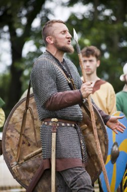 Drohiczyn, Polonya, 8 Temmuz: Ortaçağ savaşçı Vikingler, Baltık ve Slav savaşçılar toplantı 8 Temmuz 2017 Drohiczyn, Polonya'da üzerinde kavga sırasında.